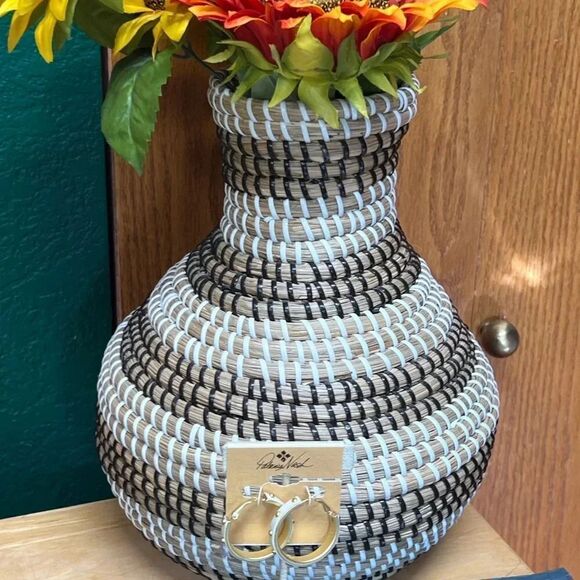 NWT Patricia Nash Cream & Gold Studded Earrings #PNER - Picture 1 of 6